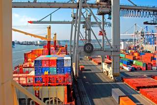 Container ship ©fotolia.de/Donvictori